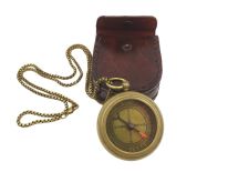 Kompas mosiezny z łańcuszkiem w skórzanym etui Com-0470