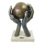Świat w Twoich rękach - rzeźba  A121
