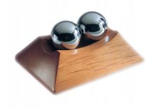 Zestaw antystresowy:  2 metalowe brzęczące kule na podstawie drewnianej  D342