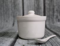 cb Cukiernica ceramiczna biała gładka z łyżeczką 10x7 cm 